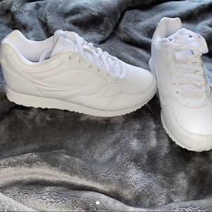 Super cute white fila sneakers